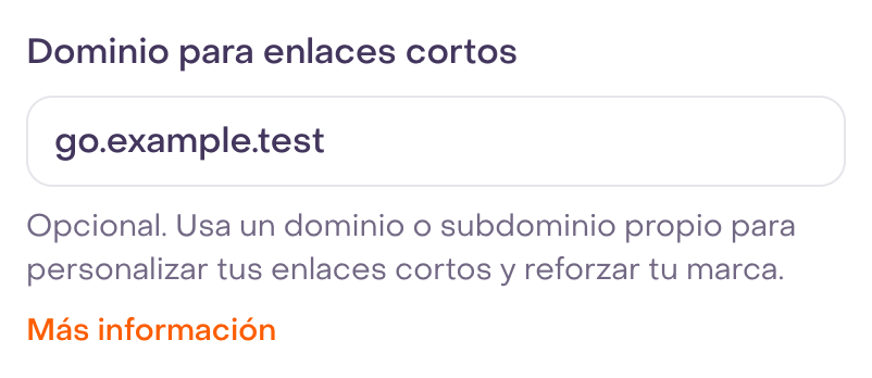 Campo real Dominio para enlaces cortos con go.example.test ficticio sin guardar; no acredita DNS ni verificación.